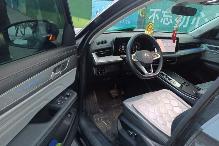 Used Volkswagen Tavendor 2024 330TSI Luxury Touring Edition Driver Seat