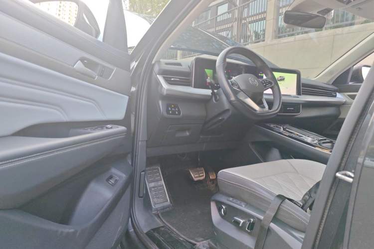 Used Volkswagen Tavendor 2024 380TSI All-Wheel Drive R-Line Cruise Edition Driver Seat