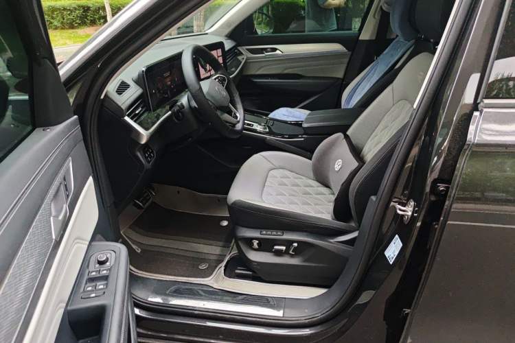 Used Volkswagen Tavendor 2024 380TSI All-Wheel-Drive R-Line Cruise Premium Edition Driver Seat