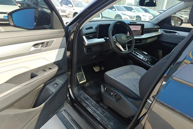 Used Volkswagen Tavendor 2024 Facelifted 380TSI All-Wheel Drive R-Line Cruise Premium Edition Driver Seat