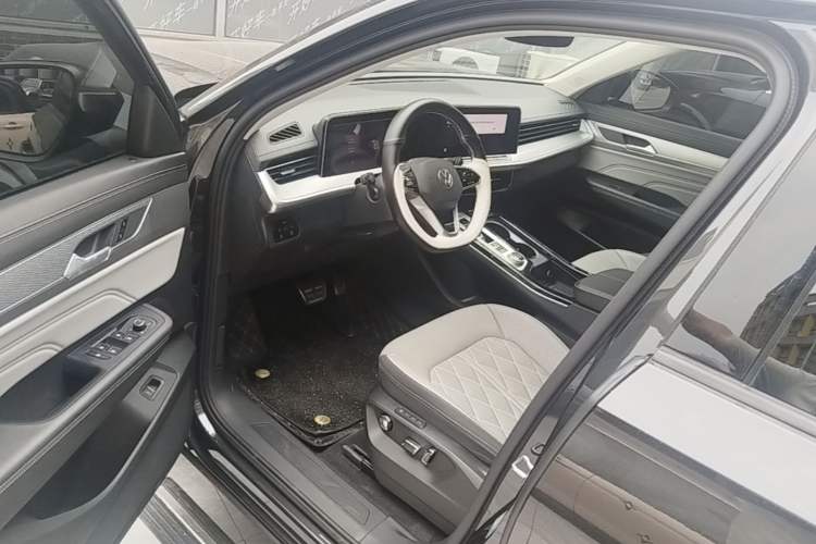 Used Volkswagen Tavendor 2024 380TSI All-Wheel-Drive R-Line Cruise Premium Edition Driver Seat