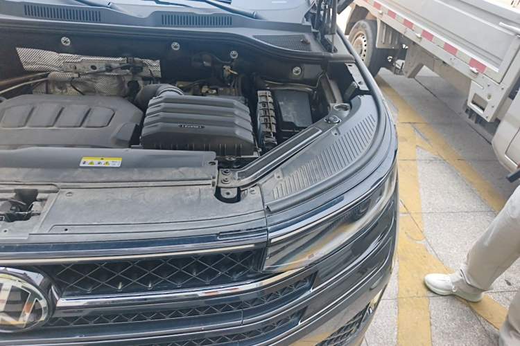 Used Volkswagen Tavendor 2024 380TSI All-Wheel-Drive R-Line Ambition Edition Engine Bay Left