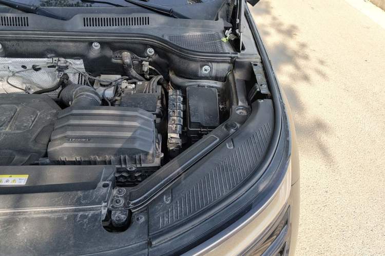 Used Volkswagen Tavendor 2024 380TSI All-Wheel Drive R-Line Cruise Edition Engine Bay Left