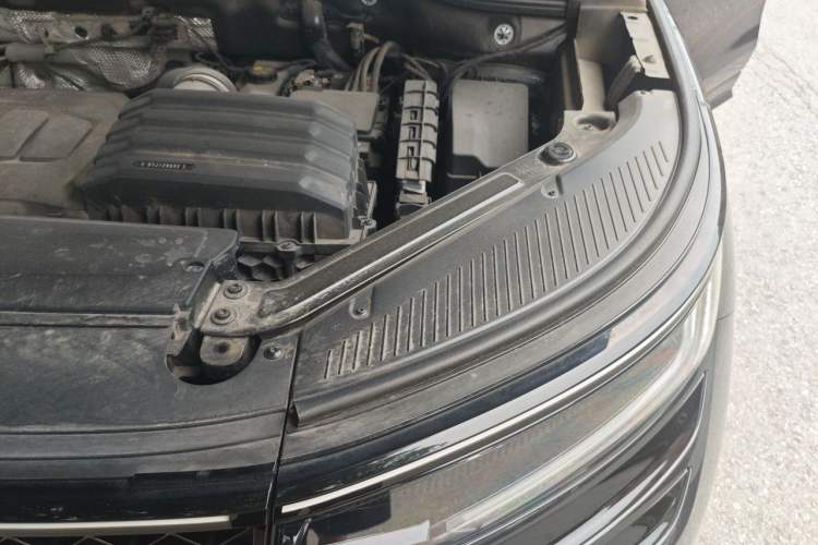 Used Volkswagen Tavendor 2024 380TSI All-Wheel Drive R-Line Cruise Edition Engine Bay Left