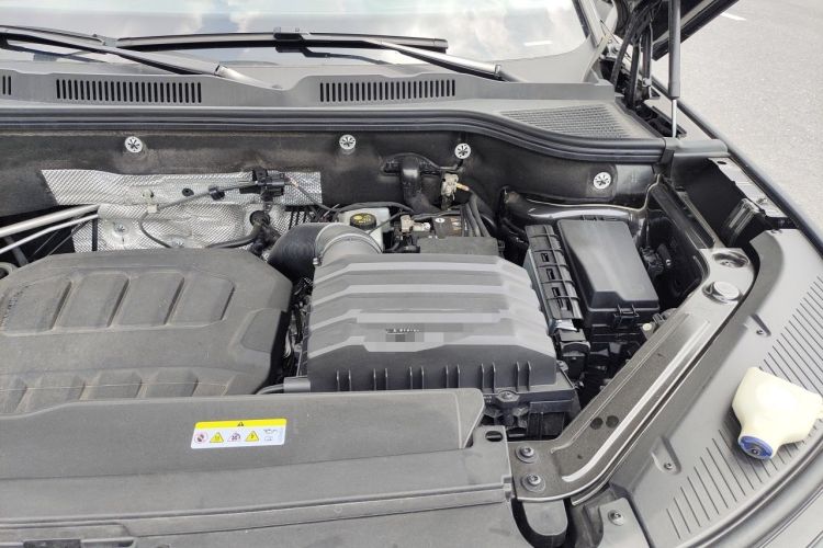 Used Volkswagen Tavendor 2024 380TSI All-Wheel-Drive R-Line Ambition Edition Engine Bay Left