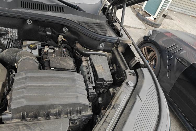 Used Volkswagen Tavendor 2024 380TSI All-Wheel Drive R-Line Cruise Edition Engine Bay Left