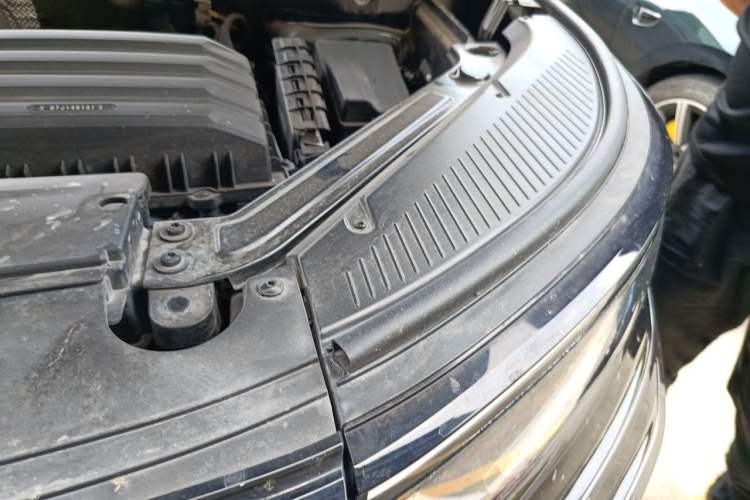 Used Volkswagen Tavendor 2024 380TSI All-Wheel-Drive R-Line Ambition Edition Engine Bay Left