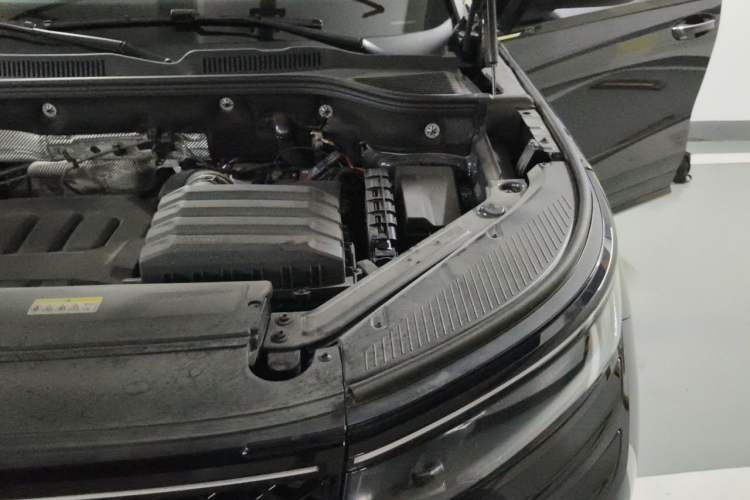Used Volkswagen Tavendor 2024 380TSI All-Wheel-Drive R-Line Ambition Edition Engine Bay Left