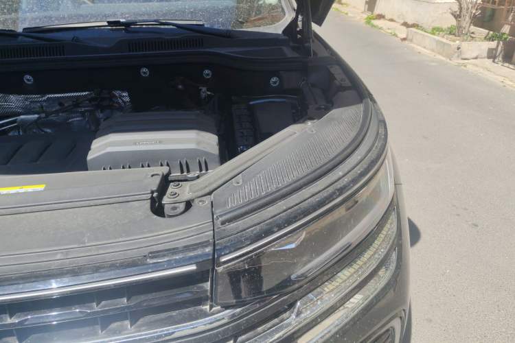 Used Volkswagen Tavendor 2024 330TSI Luxury Touring - All-Inclusive Edition Engine Bay Left