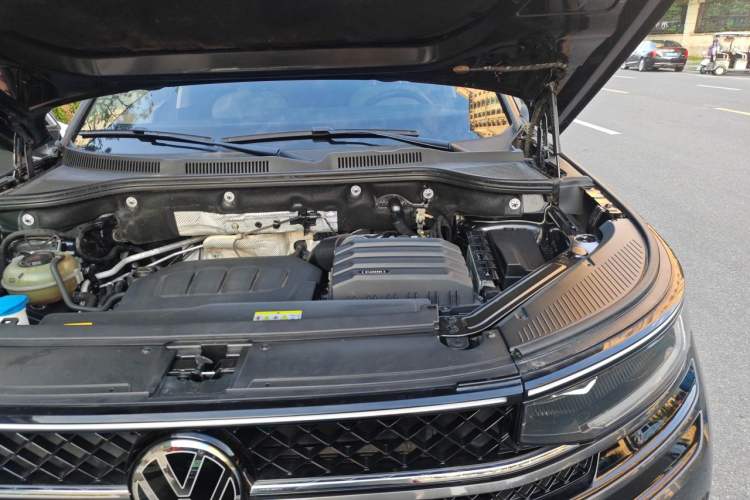 Used Volkswagen Tavendor 2024 380TSI All-Wheel Drive R-Line Cruise Edition Engine Bay Left