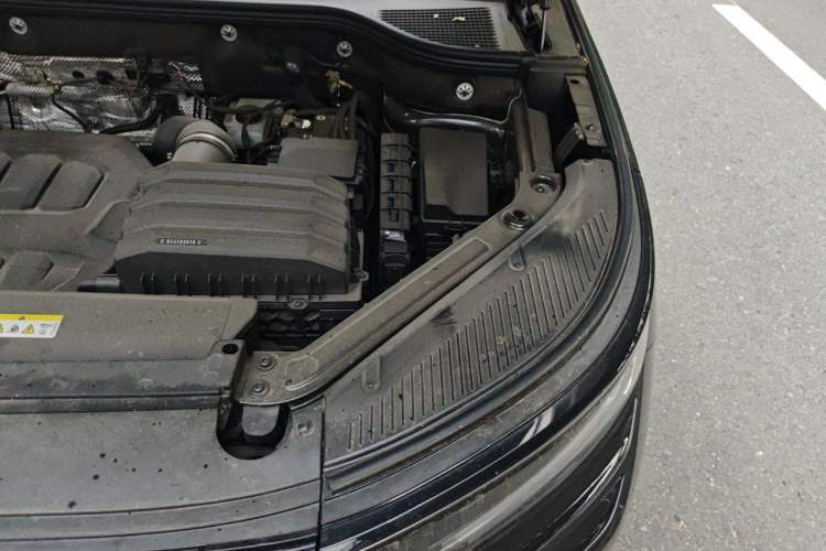 Used Volkswagen Tavendor 2024 380TSI All-Wheel-Drive R-Line Cruise Premium Edition Engine Bay Left