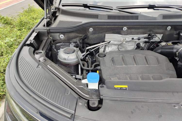 Used Volkswagen Tavendor 2024 380TSI All-Wheel-Drive R-Line Ambition Edition Engine Bay Right