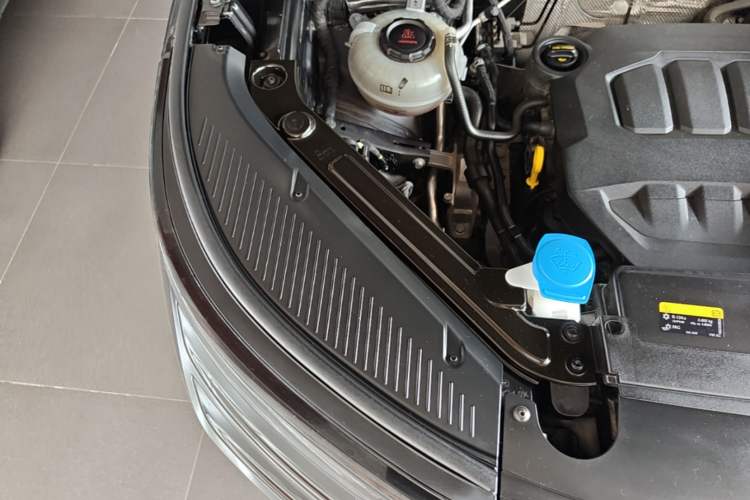 Used Volkswagen Tavendor 2024 380TSI All-Wheel Drive R-Line Cruise Edition Engine Bay Right