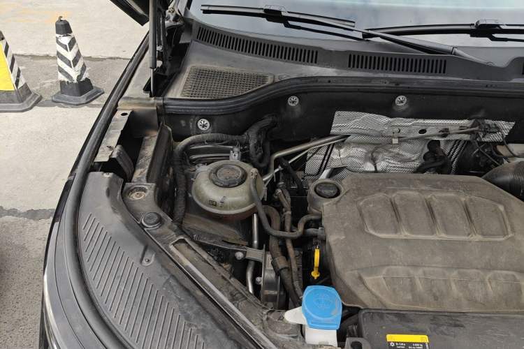 Used Volkswagen Tavendor 2024 380TSI All-Wheel Drive R-Line Cruise Edition Engine Bay Right
