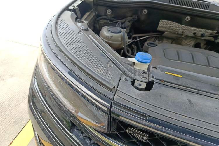 Used Volkswagen Tavendor 2024 380TSI All-Wheel-Drive R-Line Ambition Edition Engine Bay Right