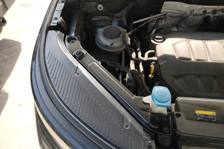 Used Volkswagen Tavendor 2024 380TSI All-Wheel Drive R-Line Cruise Edition Engine Bay Right
