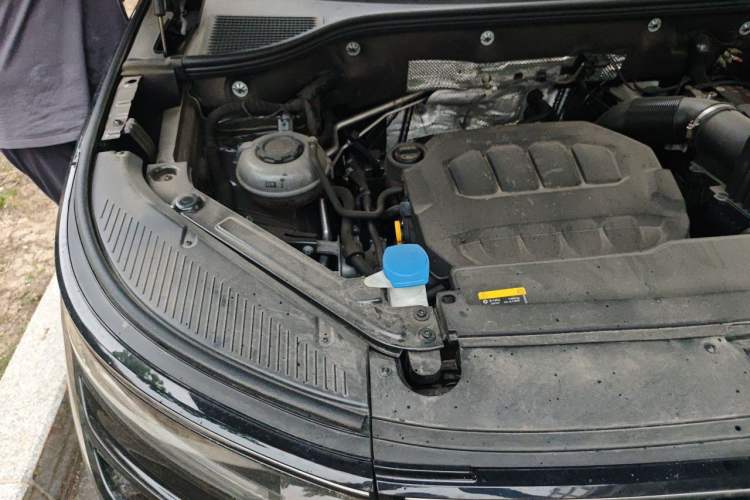 Used Volkswagen Tavendor 2024 380TSI All-Wheel-Drive R-Line Cruise Premium Edition Engine Bay Right