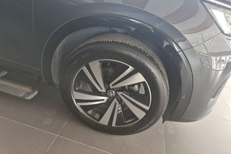 Used Volkswagen Tavendor 2024 380TSI All-Wheel Drive R-Line Cruise Edition Exterior 4