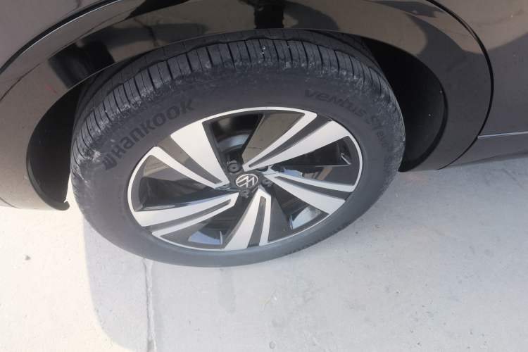 Used Volkswagen Tavendor 2024 380TSI All-Wheel-Drive R-Line Cruise Premium Edition Exterior 5
