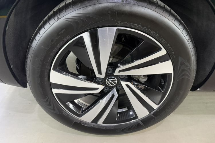 Used Volkswagen Tavendor 2024 380TSI All-Wheel Drive R-Line Cruise Edition Exterior 5