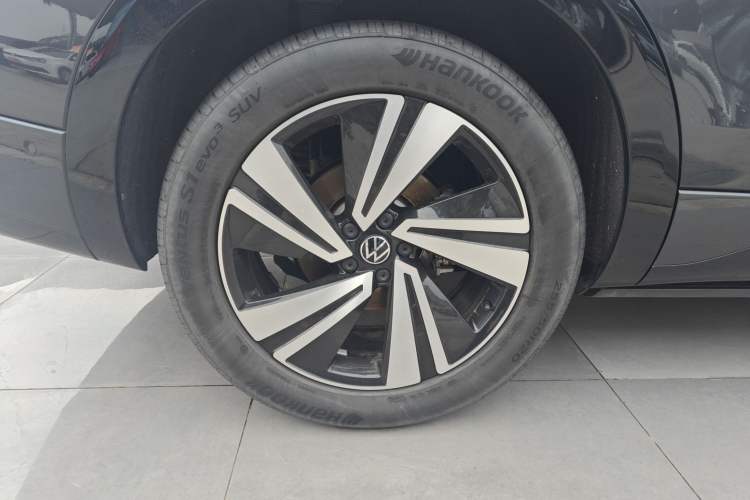 Used Volkswagen Tavendor 2024 380TSI All-Wheel Drive R-Line Cruise Edition Exterior 5