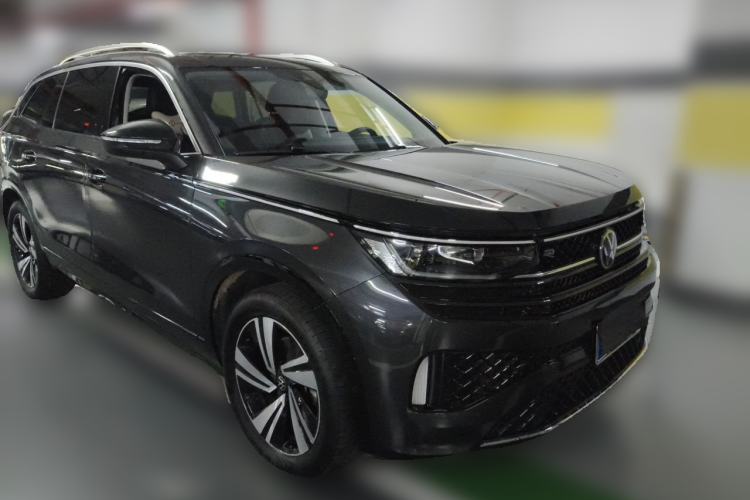 Used Volkswagen Tavendor 2024 380TSI All-Wheel-Drive R-Line Ambition Edition Front Right 45 Deg