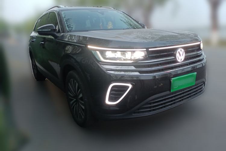 Used Volkswagen Tavendor 2024 330TSI Luxury Touring Edition Front Right 45 Deg