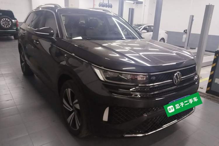 Used Volkswagen Tavendor 2024 380TSI All-Wheel-Drive R-Line Cruise Premium Edition Front Right 45 Deg