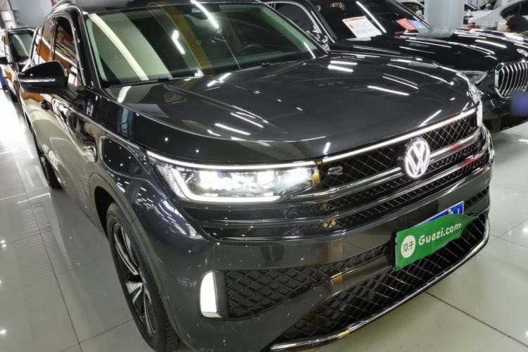 Used Volkswagen Tavendor 2024 380TSI All-Wheel Drive R-Line Cruise Edition Front Right 45 Deg