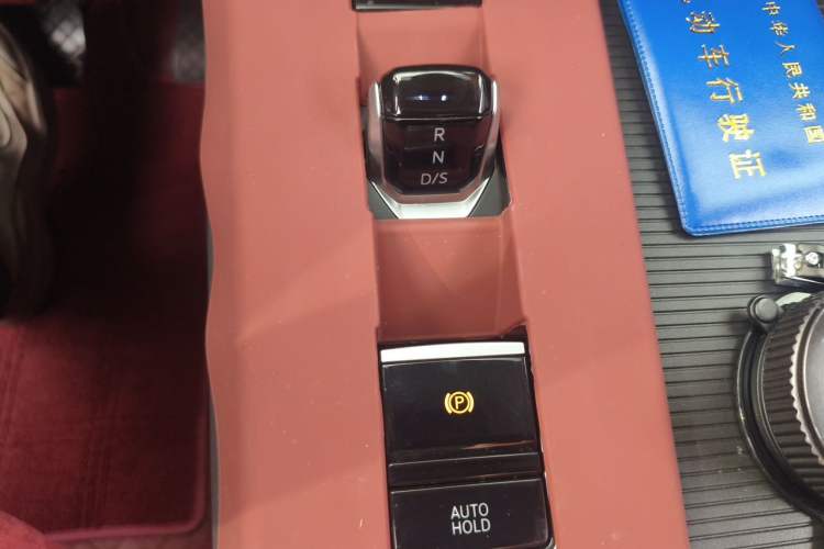 Used Volkswagen Tavendor 2024 Facelifted 380TSI All-Wheel Drive R-Line Cruise Premium Edition Gear Lever
