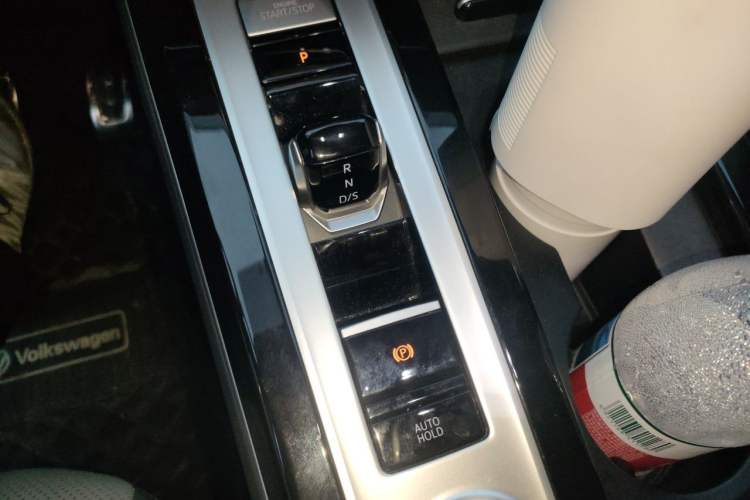 Used Volkswagen Tavendor 2024 380TSI All-Wheel Drive R-Line Cruise Edition Gear Lever