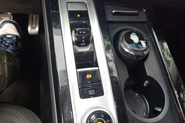 Used Volkswagen Tavendor 2024 380TSI All-Wheel Drive R-Line Cruise Edition Gear Lever