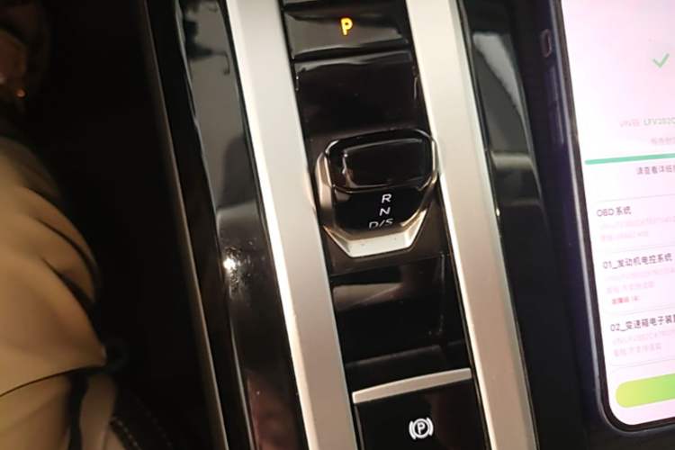 Used Volkswagen Tavendor 2024 330TSI Luxury Touring Edition Gear Lever