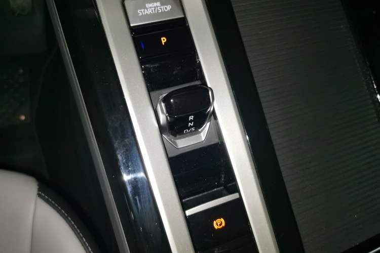 Used Volkswagen Tavendor 2024 330TSI Luxury Touring Edition Gear Lever