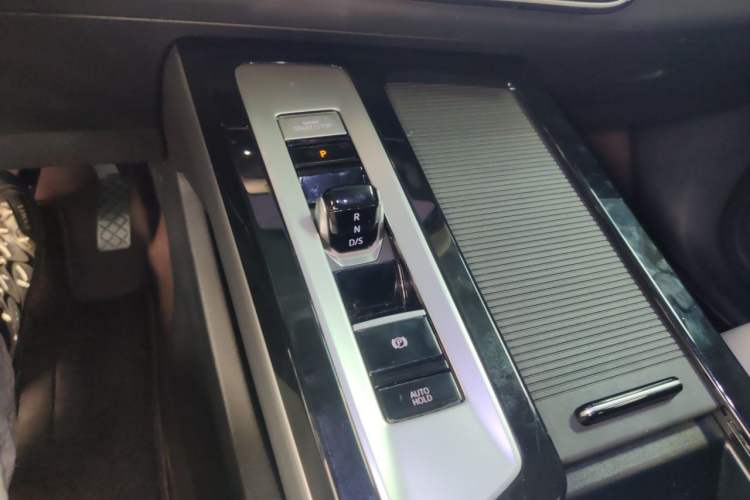 Used Volkswagen Tavendor 2024 330TSI Luxury Touring - All-Inclusive Edition Gear Lever