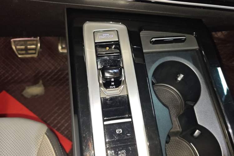 Used Volkswagen Tavendor 2024 380TSI All-Wheel Drive R-Line Cruise Edition Gear Lever