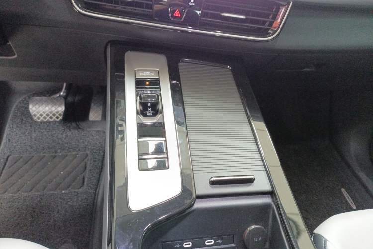 Used Volkswagen Tavendor 2024 330TSI Luxury Touring - All-Inclusive Edition Gear Lever