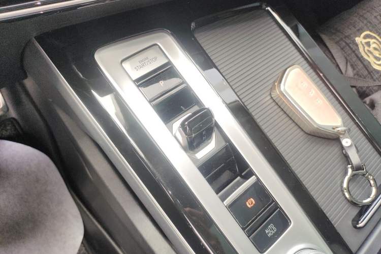 Used Volkswagen Tavendor 2024 380TSI All-Wheel-Drive R-Line Ambition Edition Gear Lever