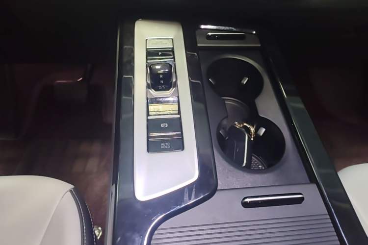 Used Volkswagen Tavendor 2024 330TSI Luxury Touring - All-Inclusive Edition Gear Lever