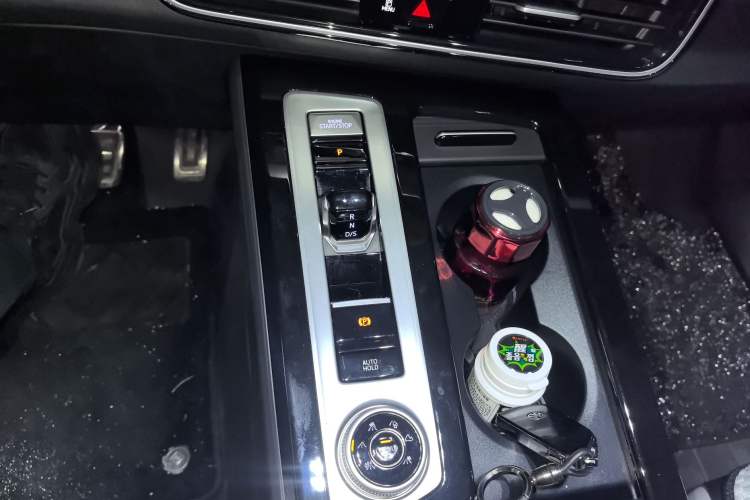 Used Volkswagen Tavendor 2024 380TSI All-Wheel Drive R-Line Cruise Edition Gear Lever