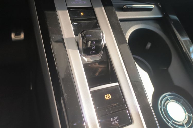 Used Volkswagen Tavendor 2024 Facelifted 380TSI All-Wheel Drive R-Line Cruise Premium Edition Gear Lever