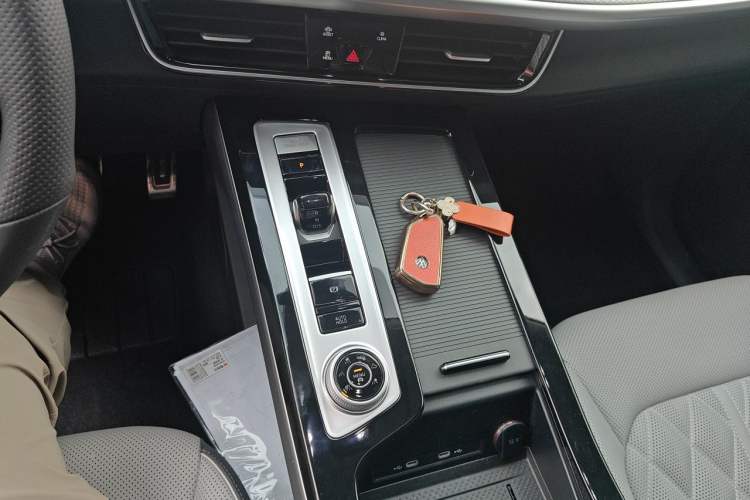 Used Volkswagen Tavendor 2024 380TSI All-Wheel Drive R-Line Cruise Edition Gear Lever