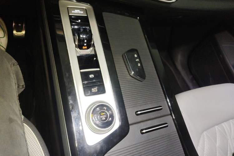 Used Volkswagen Tavendor 2024 Facelifted 380TSI All-Wheel Drive R-Line Cruise Premium Edition Gear Lever