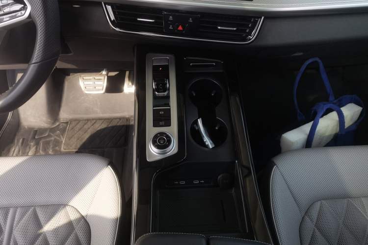 Used Volkswagen Tavendor 2024 380TSI All-Wheel-Drive R-Line Cruise Premium Edition Gear Lever