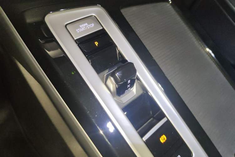 Used Volkswagen Tavendor 2024 380TSI All-Wheel-Drive R-Line Cruise Premium Edition Gear Lever