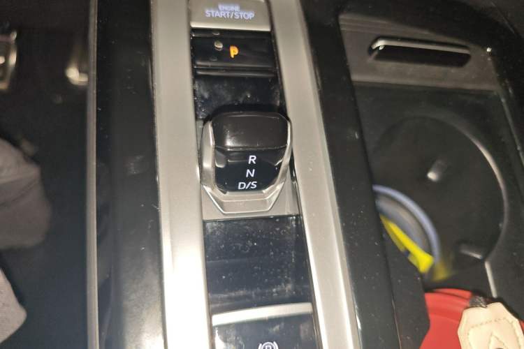 Used Volkswagen Tavendor 2024 380TSI All-Wheel-Drive R-Line Journey Shared Enjoyment Model Gear Lever