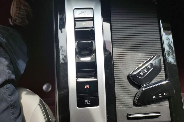 Used Volkswagen Tavendor 2024 330TSI Luxury Touring - All-Inclusive Edition Gear Lever