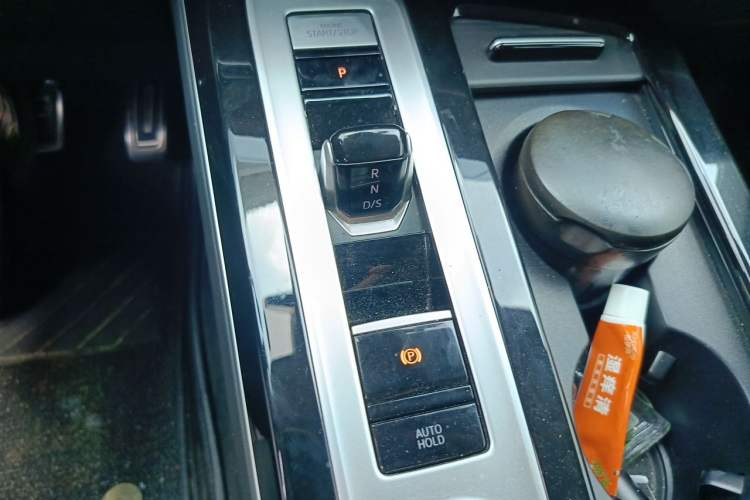 Used Volkswagen Tavendor 2024 380TSI All-Wheel-Drive R-Line Ambition Edition Gear Lever