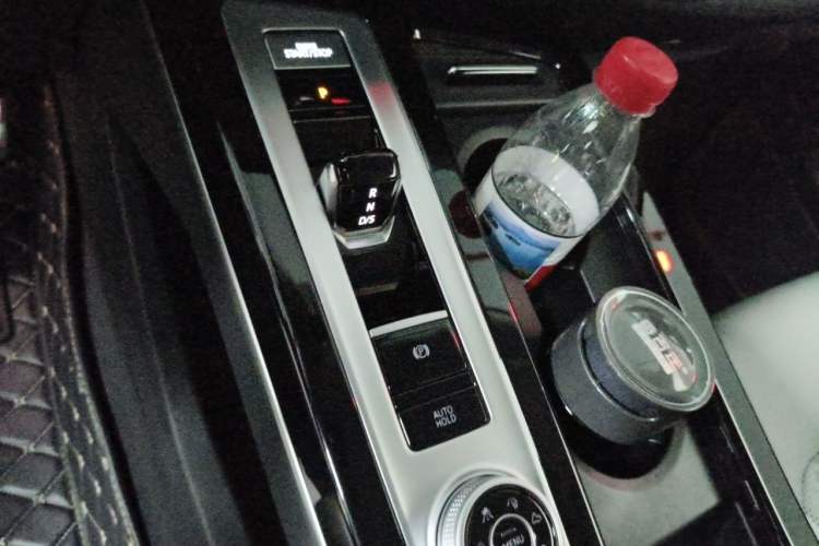 Used Volkswagen Tavendor 2024 380TSI All-Wheel-Drive R-Line Ambition Edition Gear Lever
