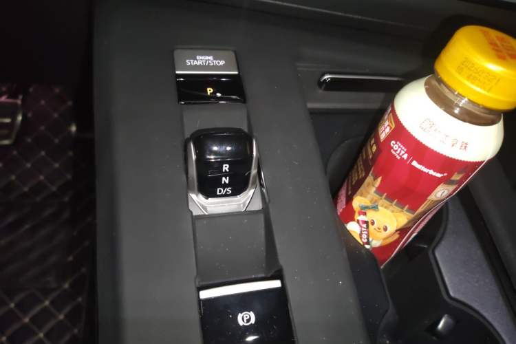 Used Volkswagen Tavendor 2024 380TSI All-Wheel-Drive R-Line Journey Shared Enjoyment Model Gear Lever